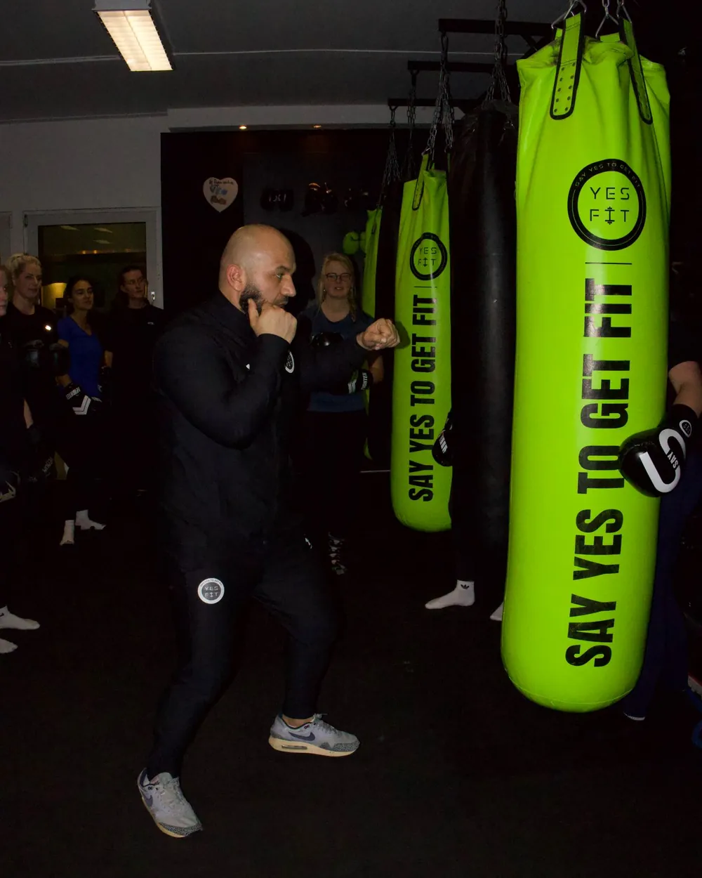 Training op de bokszak in de zaal van YESFIT Apeldoorn