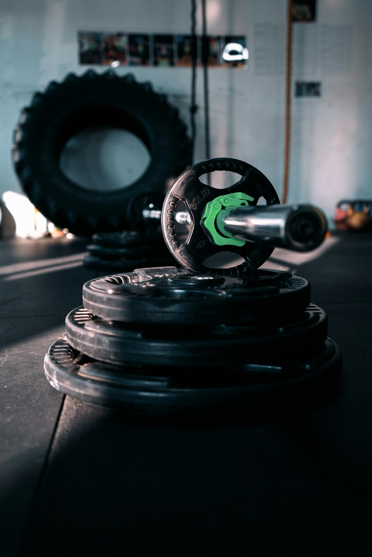 De krachtruimte van YESFIT met halters langs de wand