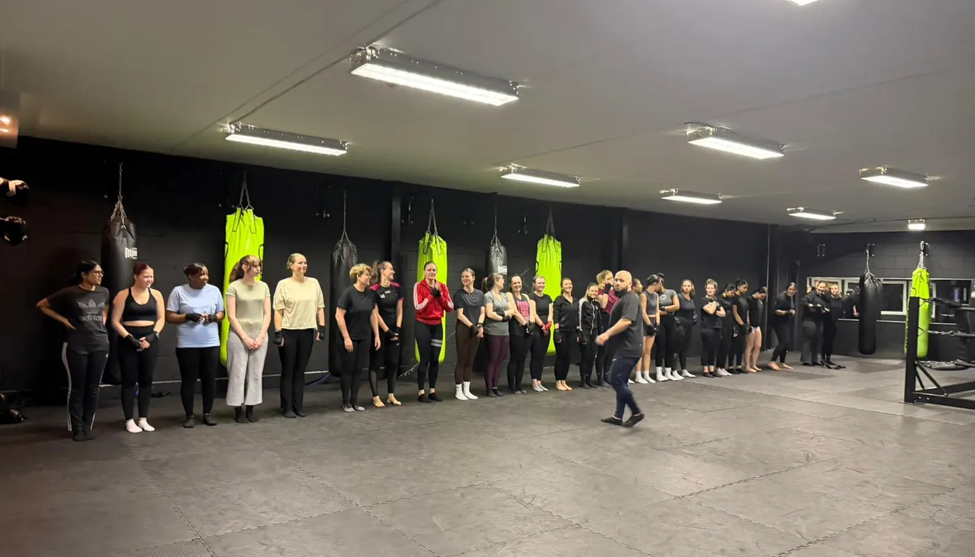 Volle zaal met de complete groep tijdens een training bij YESFIT
